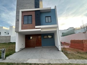 VENTA DE CASA NUEVA EN LA ANTIGUA CEMENTERA TRES RECAMARAS, 4 BAÑOS COMPLETOS