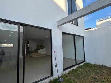 VENTA DE CASA NUEVA EN LA ANTIGUA CEMENTERA TRES RECAMARAS, 4 BAÑOS COMPLETOS