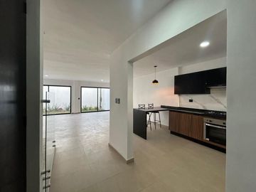 VENTA DE CASA NUEVA EN LA ANTIGUA CEMENTERA TRES RECAMARAS, 4 BAÑOS COMPLETOS