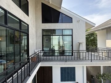 Renovated 3-Bedroom Villa with Stunning Mountain Views – Ful