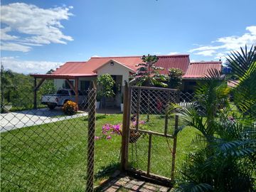 Vendo Casa Campestre vía al Picacho. Tuluá
