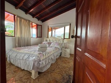 SE VENDE FINCA Y CABAÑA A PUERTA CERRADA EN COCORN