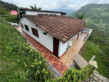 SE VENDE FINCA Y CABAÑA A PUERTA CERRADA EN COCORN