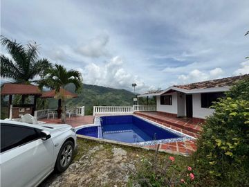 SE VENDE FINCA Y CABAÑA A PUERTA CERRADA EN COCORN