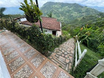 SE VENDE FINCA Y CABAÑA A PUERTA CERRADA EN COCORN