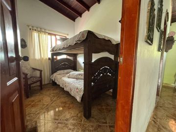 SE VENDE FINCA Y CABAÑA A PUERTA CERRADA EN COCORN