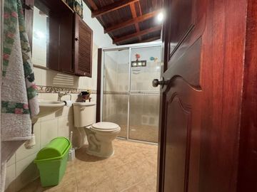 SE VENDE FINCA Y CABAÑA A PUERTA CERRADA EN COCORN