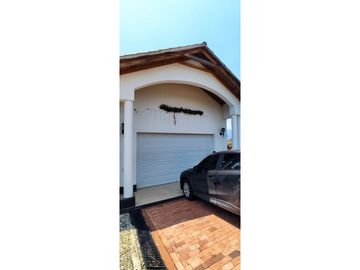 VENTA HERMOSISIMA CASA DENTRO DEL MEJOR CONDOMINIO DE CHINAUTA C/MARCA