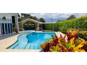 VENTA HERMOSISIMA CASA DENTRO DEL MEJOR CONDOMINIO DE CHINAUTA C/MARCA
