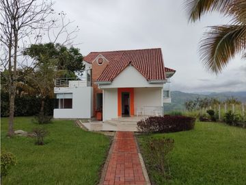 VENTA HERMOSA CASA CON UNA ESPECTACULAR VISTA EN CHINAUTA C/MARCA
