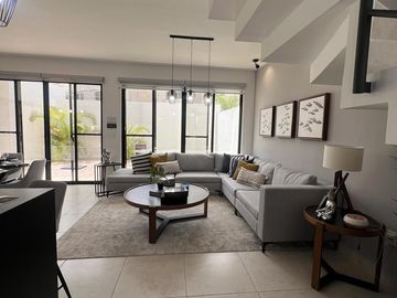 Casa en venta en Cancún, residencial privado con alberca semiolimpica y 3.2 hectáreas de areas verdes