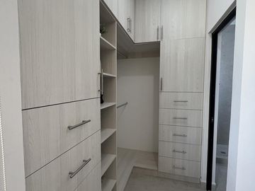 Casa en venta en Cancún, residencial privado con alberca semiolimpica y 3.2 hectáreas de areas verdes