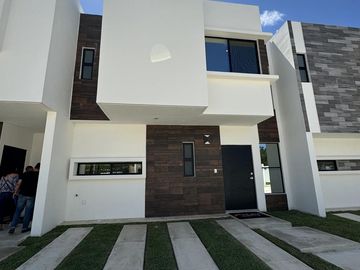 Casa en venta en Cancún, residencial privado con alberca semiolimpica y 3.2 hectáreas de areas verdes