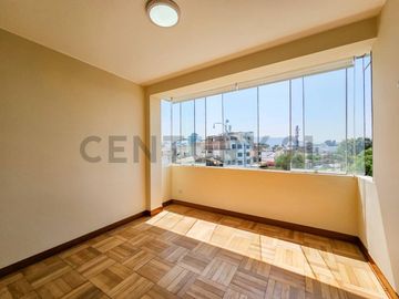SE VENDE AMPLIO DEPARTAMENTO ILUMINADO EN SAN BORJA