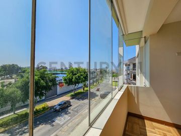 SE VENDE AMPLIO DEPARTAMENTO ILUMINADO EN SAN BORJA