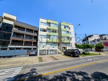 SE VENDE AMPLIO DEPARTAMENTO ILUMINADO EN SAN BORJA
