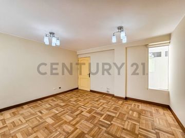 SE VENDE AMPLIO DEPARTAMENTO ILUMINADO EN SAN BORJA