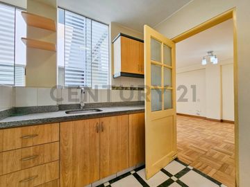 SE VENDE AMPLIO DEPARTAMENTO ILUMINADO EN SAN BORJA