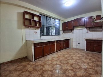 Se vende en Ocasión Dpto. Primer piso con cochera San Martin de Porres