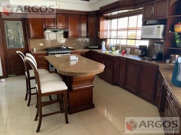 CASA EN VENTA EN CUMBRES 3ER SECTOR