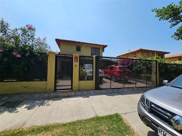 Casa en Venta en A un costado del Colegio Pumahue de Huechuraba