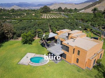 PRECIOSA CASA DE CAMPO EN VENTA CON PLANTACIÓN DE PALTOS, MALA