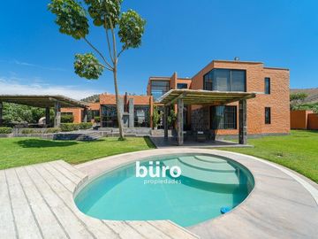 PRECIOSA CASA DE CAMPO EN VENTA CON PLANTACIÓN DE PALTOS, MALA