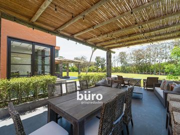 PRECIOSA CASA DE CAMPO EN VENTA CON PLANTACIÓN DE PALTOS, MALA
