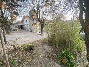 VENTA CHALET DE 4 DORMITORIOS CON 1.000M2 A RECICLAR