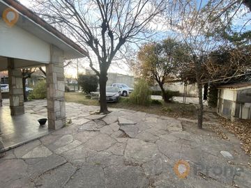 VENTA CHALET DE 4 DORMITORIOS CON 1.000M2 A RECICLAR