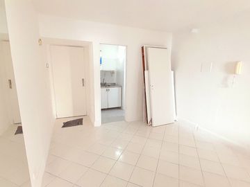 San Isidro centro - Impecable oficina con Cocina, Baño y Balcón!