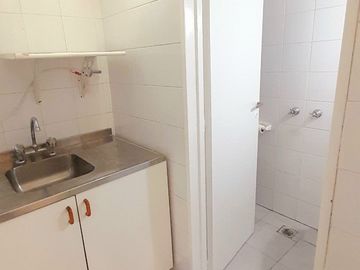San Isidro centro - Impecable oficina con Cocina, Baño y Balcón!