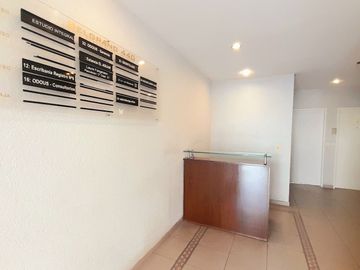San Isidro centro - Impecable oficina con Cocina, Baño y Balcón!
