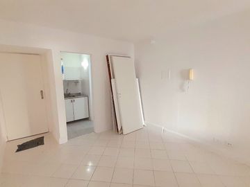 San Isidro centro - Impecable oficina con Cocina, Baño y Balcón!