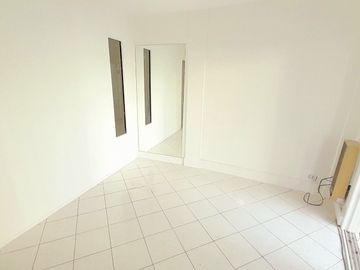San Isidro centro - Impecable oficina con Cocina, Baño y Balcón!