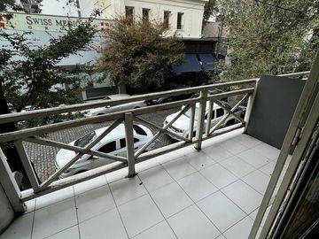 San Isidro centro - Impecable oficina con Cocina, Baño y Balcón!