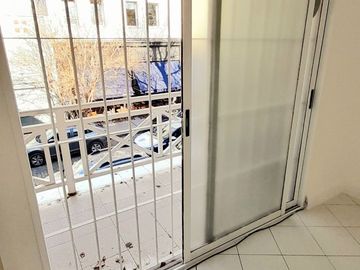 San Isidro centro - Impecable oficina con Cocina, Baño y Balcón!