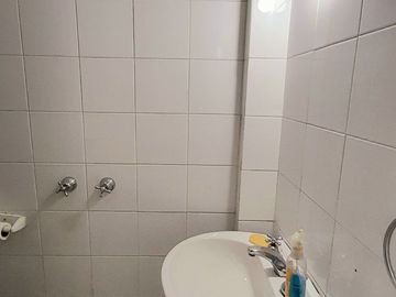 San Isidro centro - Impecable oficina con Cocina, Baño y Balcón!
