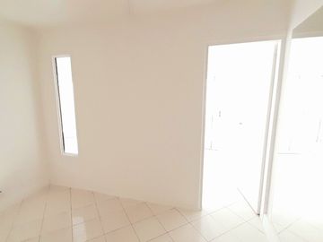 San Isidro centro - Impecable oficina con Cocina, Baño y Balcón!