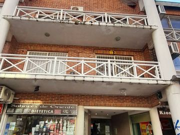 San Isidro centro - Impecable oficina con Cocina, Baño y Balcón!