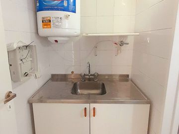 San Isidro centro - Impecable oficina con Cocina, Baño y Balcón!