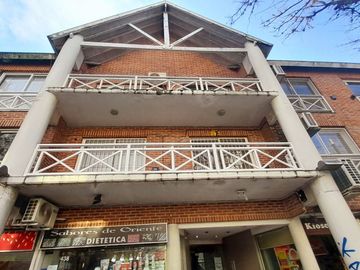 San Isidro centro - Impecable oficina con Cocina, Baño y Balcón!