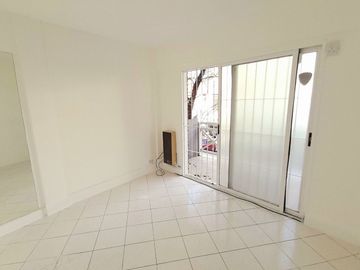 San Isidro centro - Impecable oficina con Cocina, Baño y Balcón!