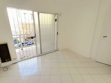 San Isidro centro - Impecable oficina con Cocina, Baño y Balcón!