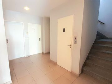 San Isidro centro - Impecable oficina con Cocina, Baño y Balcón!