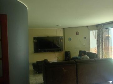 IMPONENTE CASA EN ATE VITARTE