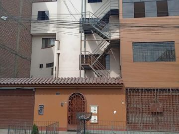 IMPONENTE CASA EN ATE VITARTE