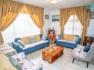 BELLISIMA CASA CON EXTENSA ÁREA VERDE