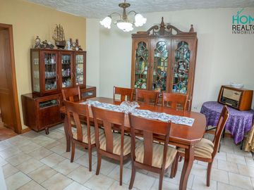 BELLISIMA CASA CON EXTENSA ÁREA VERDE