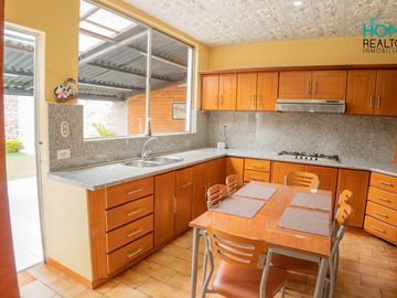 BELLISIMA CASA CON EXTENSA ÁREA VERDE